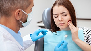 patient visiting dentist for dental emergency 