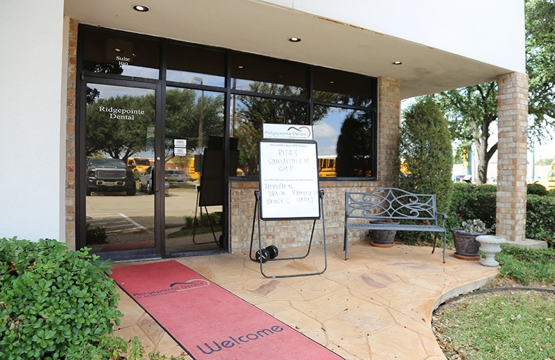 Front door of Ridgepointe Dental